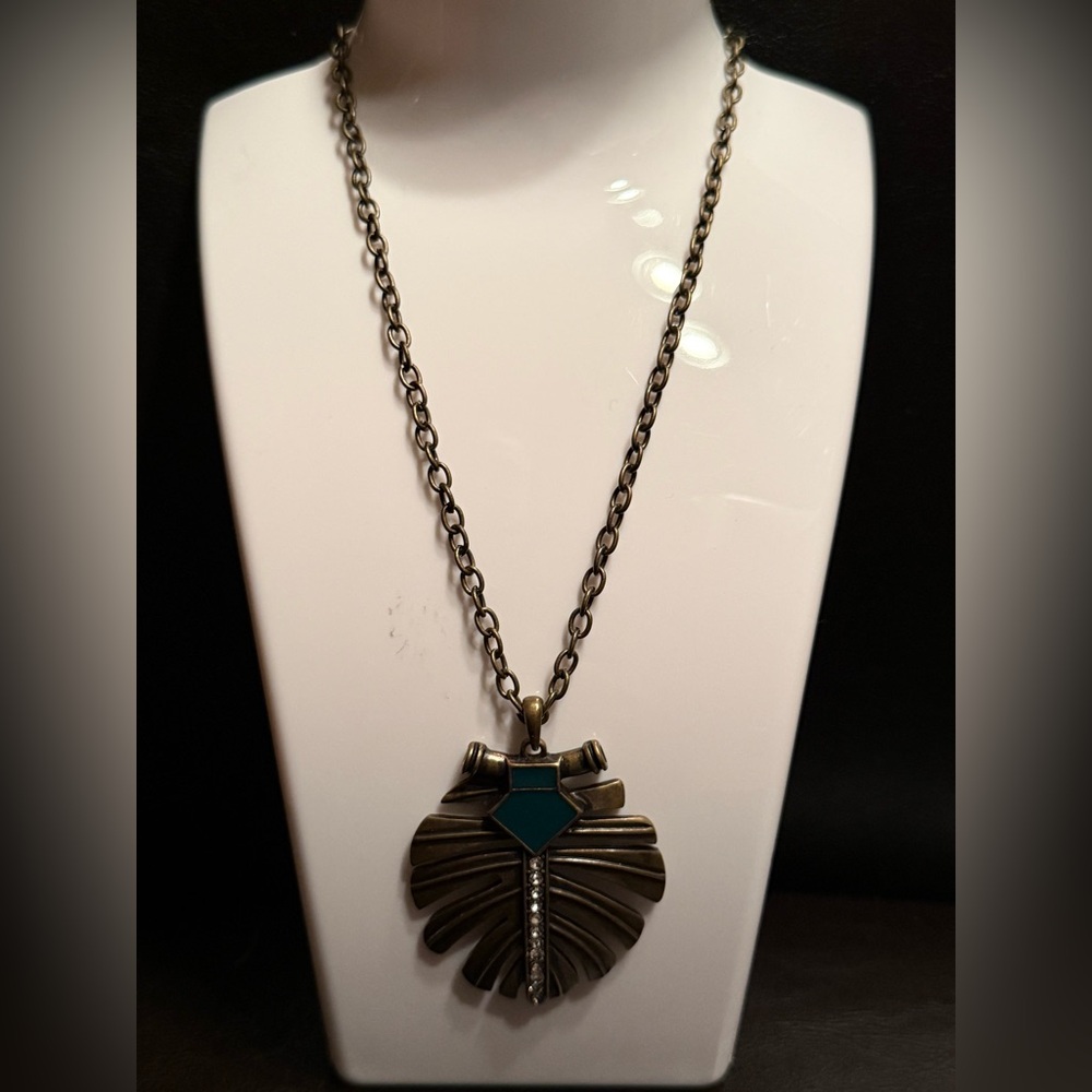 NEW Elegant Green Leaf Pendant Necklace
